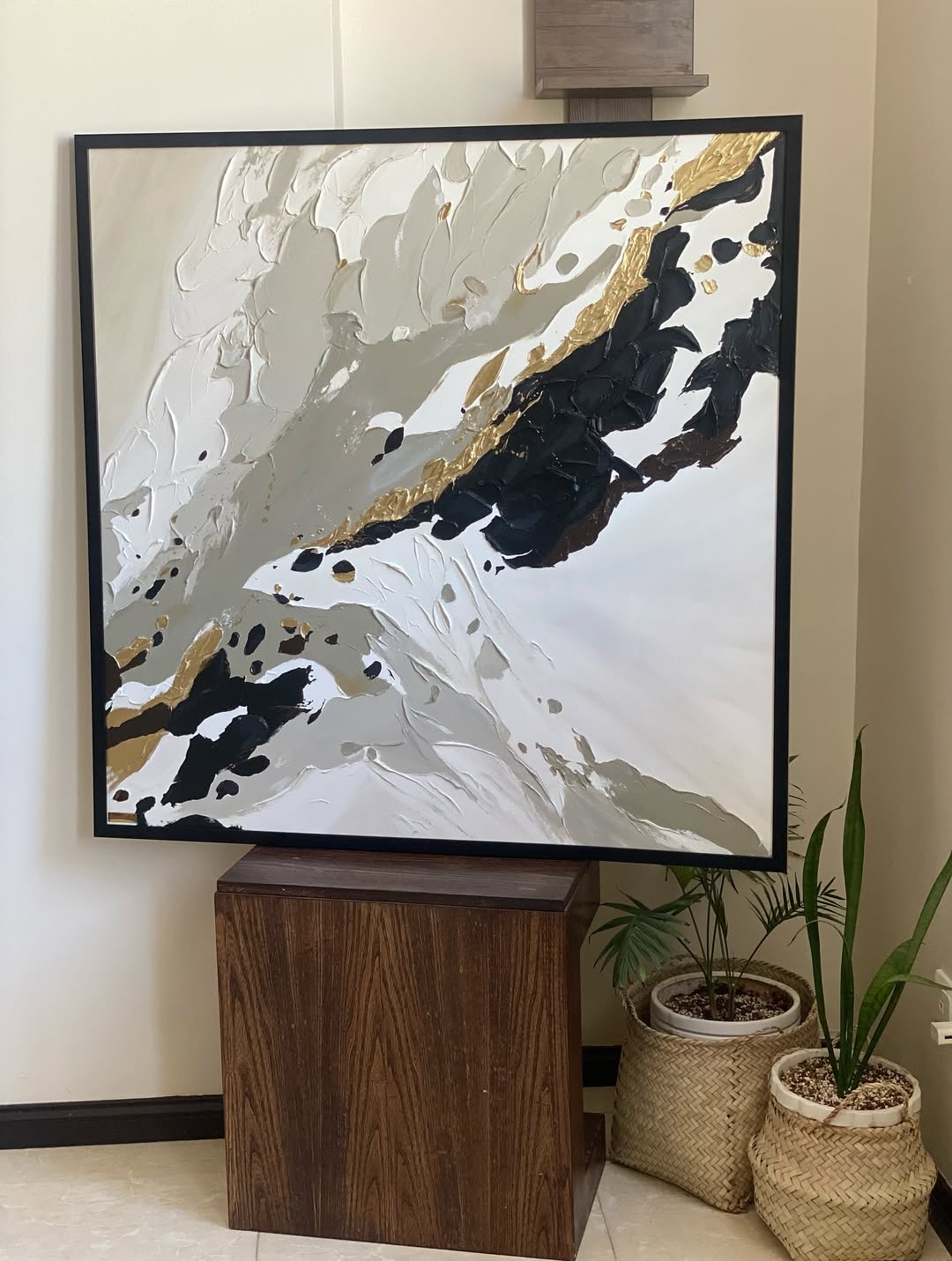 تابلوی آبستره با تم طوسی گرم و طلایی